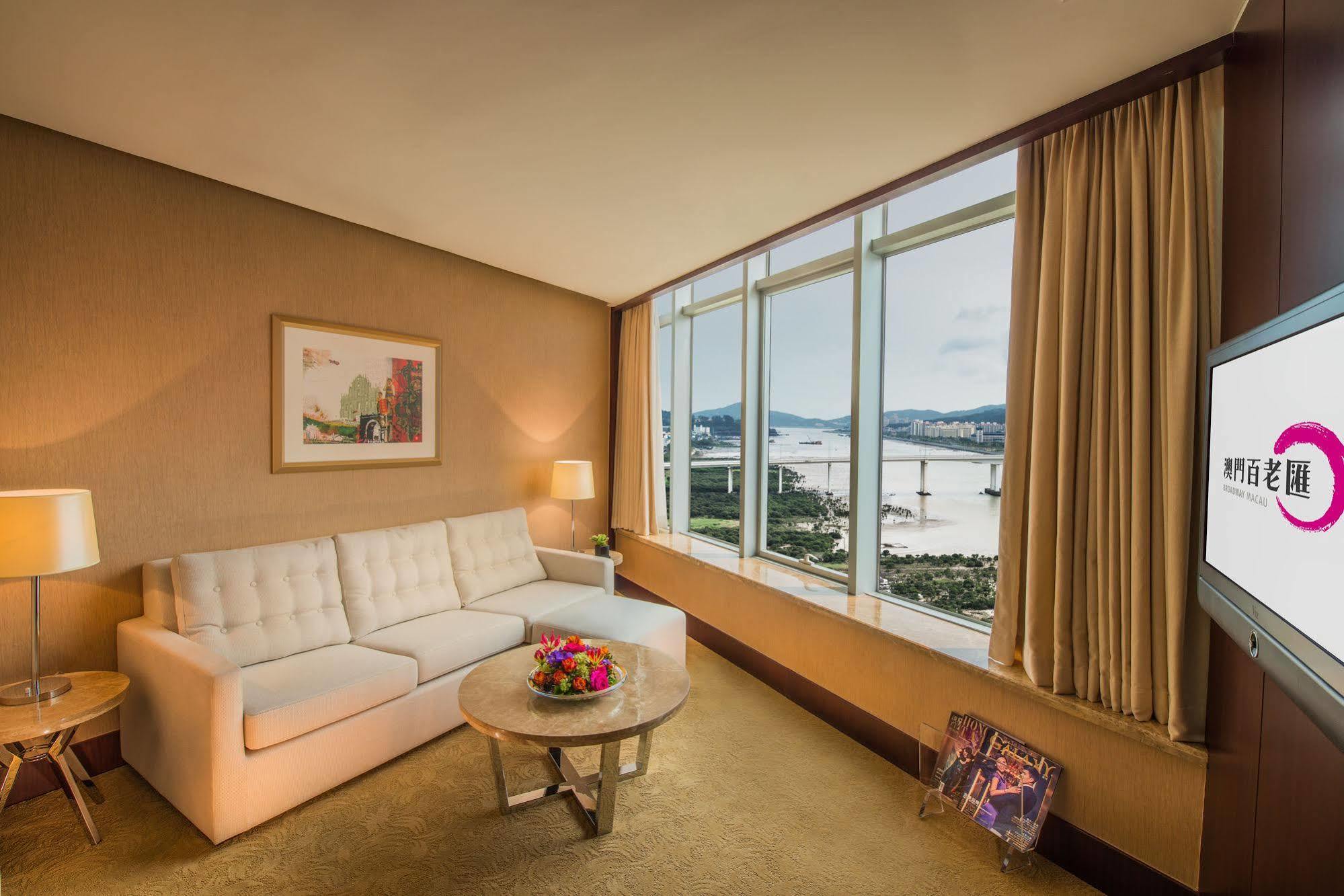 Broadway โรงแรม 5*